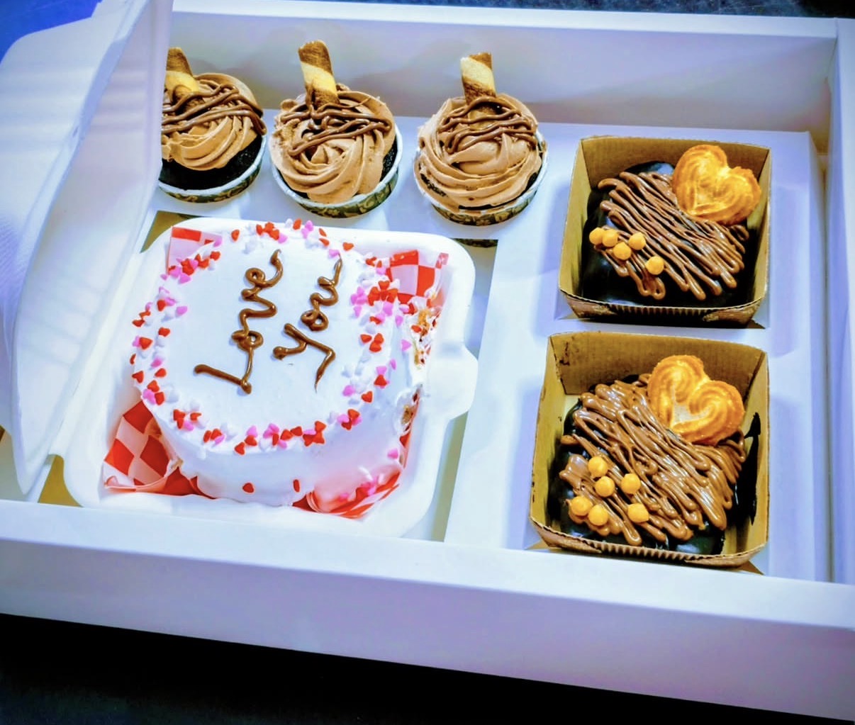 Dessert hamper with cupcakes, bento cake and brownies